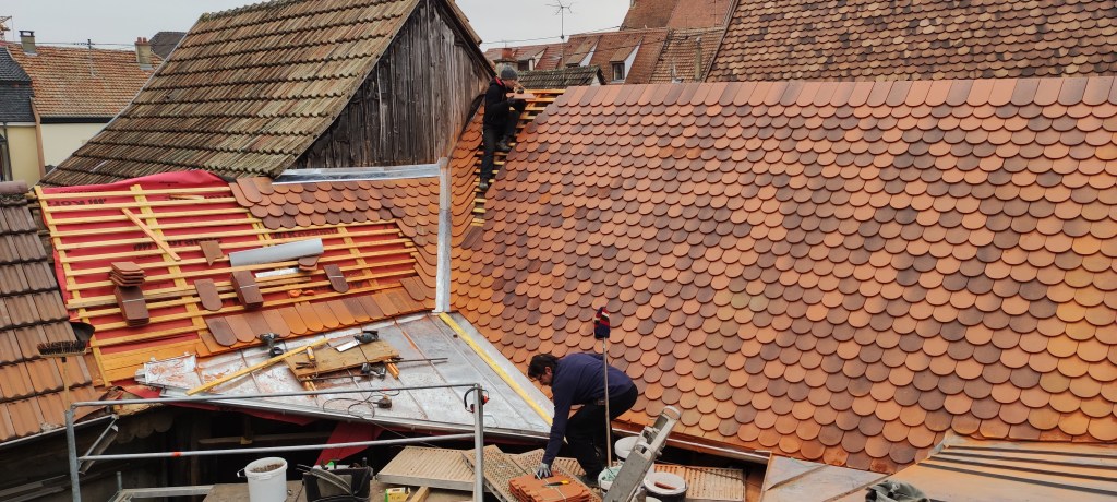 Le chantier de rénovation complet charpente couverture zinguerie a eu lieu a Rouffach dans le cœur de la vieille ville
